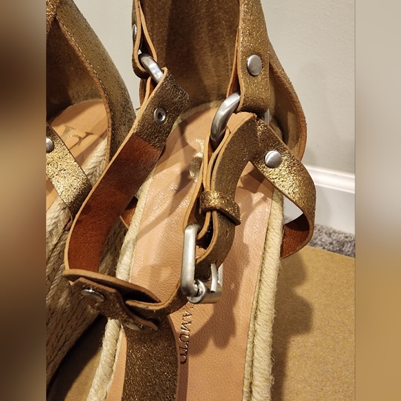 VC by Vince Camuto metallic platform shoes - Picture 14 of 15